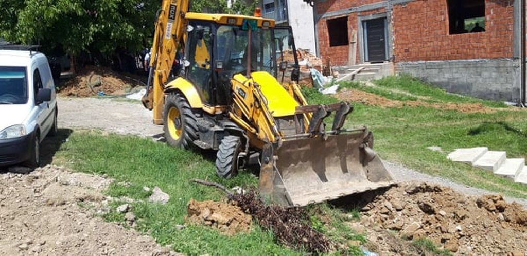Радови на замени водоводних цеви у Кречанској улици у Сремчици