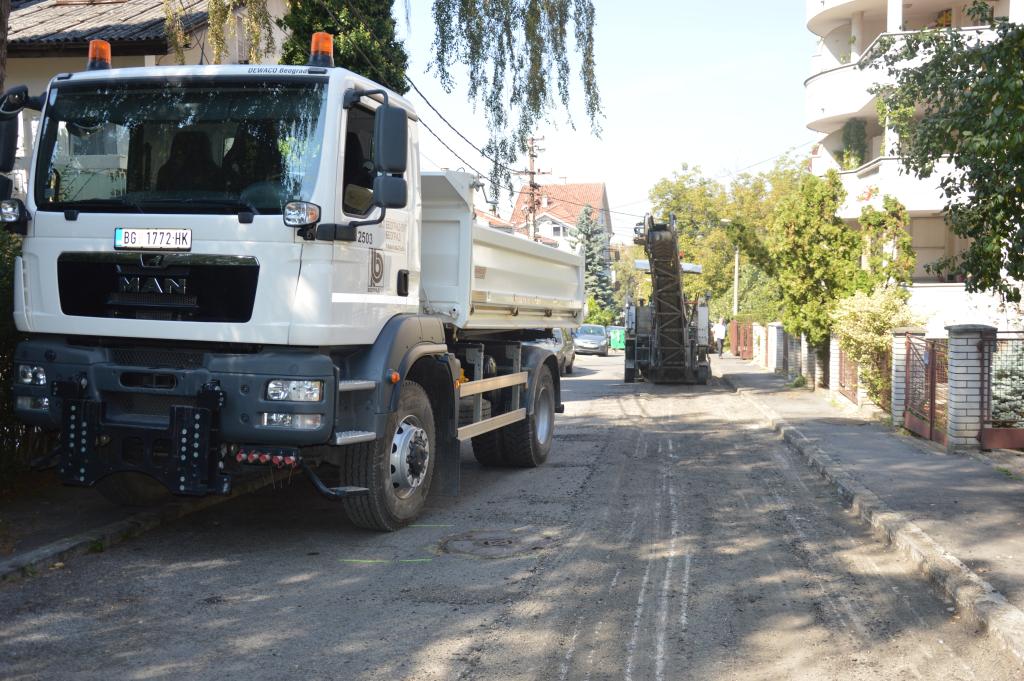 Санација коловоза и изградња тротоара на Чукарици