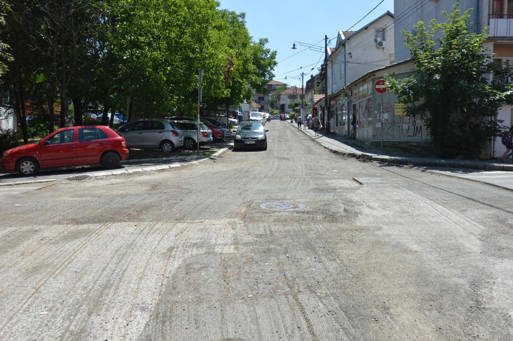 Почела реконструкција Комовске улице у насељу Беле воде  
